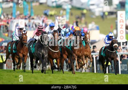 M. Wagyu, monté par le jockey Jason Hart (orange et bleu, au centre), remporte le trophée JRA Tokyo handicap avec pleine autorité, monté par le jockey Hollie Doyle deuxième jour de Derby lors du Cazoo Derby Festival 2022 à Epsom Racecourse, Surrey. Date de la photo: Samedi 4 juin 2022. Banque D'Images