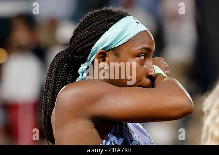 Paris, France. 04th juin 2022. Tennis : Grand Chelem/WTA Tour/ATP Tour - French Open, Singles, Women, final, Swiatek (Pologne) - Gauff (Etats-Unis). Coco Gauff pleure après avoir perdu le crédit final: Frank Molter/dpa/Alay Live News Banque D'Images