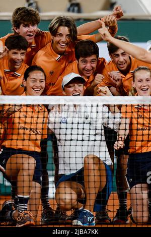 Paris, France. 04th juin 2022. Tennis : Grand Chelem/WTA Tour/ATP Tour - French Open, singles, Women, final, Swiatek (Pologne) - Gauff (Etats-Unis). IGA Swiatek est en santé avec les enfants du ballon. Credit: Frank Molter/dpa/Alay Live News Banque D'Images