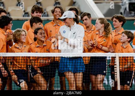 Paris, France. 04th juin 2022. Tennis : Grand Chelem/WTA Tour/ATP Tour - French Open, singles, Women, final, Swiatek (Pologne) - Gauff (Etats-Unis). IGA Swiatek est en santé avec les enfants du ballon. Credit: Frank Molter/dpa/Alay Live News Banque D'Images