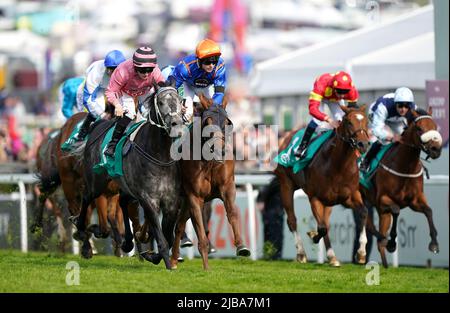 M. Wagyu, monté par le jockey Jason Hart (orange et bleu), remporte le Cazoo Tokyo Trophy handicap avec pleine autorité, monté par le jockey Hollie Doyle deuxième jour de Derby lors du Cazoo Derby Festival 2022 à Epsom Racecourse, Surrey. Date de la photo: Samedi 4 juin 2022. Banque D'Images