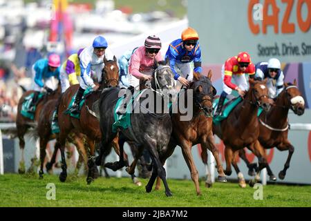 M. Wagyu, monté par le jockey Jason Hart (orange et bleu), remporte le Cazoo Tokyo Trophy handicap avec pleine autorité, monté par le jockey Hollie Doyle deuxième jour de Derby lors du Cazoo Derby Festival 2022 à Epsom Racecourse, Surrey. Date de la photo: Samedi 4 juin 2022. Banque D'Images