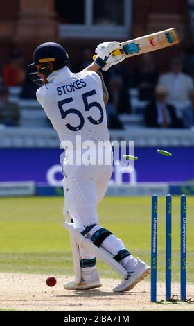 Londres, Royaume-Uni. 01st févr. 2018. LONDRES ANGLETERRE - JUIN 04 : le Ben Stokes (Durham) d'Angleterre est séduit par Colin de Grandhomme de Nouvelle-Zélande lors DU test D'ASSURANCE SÉRIE 1st Test, jour 3, (jour 3 de 5) entre l'Angleterre contre la Nouvelle-Zélande au terrain de cricket de Lor, Londres, le 04th juin 2022 crédit: Action Foto Sport/Alay Live News Banque D'Images