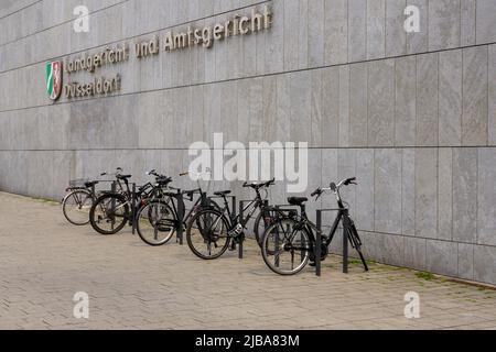Les visiteurs et les employés ont garé leurs vélos devant le palais de justice de Werdener Str. À Düsseldorf, Rhénanie-du-Nord-Westphalie, Allemagne, Europe. Banque D'Images