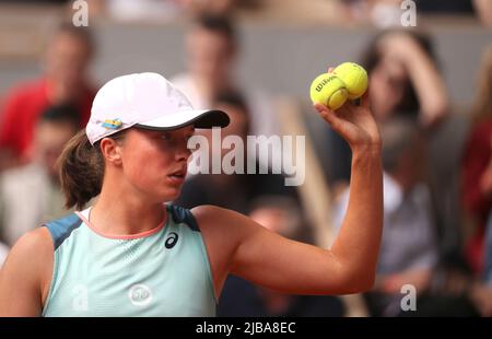 Paris, France. 04th juin 2022. IGA Swiatek de Pologne retourne le ballon à US Coco Gauff lors de leur dernier match à l'Open de tennis de Roland Garros près de Paris, France, samedi, 4 juin 2022. Swiatek remporte le titre 6-1, 6-3. Photo de Maya Vidon-White/UPI crédit: UPI/Alay Live News Banque D'Images