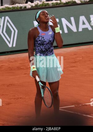 Paris, France. 04th juin 2022. NOUS Coco Gauff retourne le ballon à l'IGA Swiatek de Pologne lors de leur dernier match à l'Open de tennis de Roland Garros près de Paris, France, samedi, 4 juin 2022. Swiatek remporte le titre 6-1, 6-3. Photo de Maya Vidon-White/UPI crédit: UPI/Alay Live News Banque D'Images