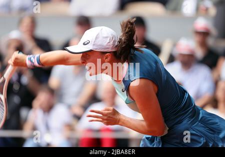 Paris, France. 04th juin 2022. IGA Swiatek de Pologne retourne le ballon à US Coco Gauff lors de leur dernier match à l'Open de tennis de Roland Garros près de Paris, France, samedi, 4 juin 2022. Swiatek remporte le titre 6-1, 6-3. Photo de Maya Vidon-White/UPI crédit: UPI/Alay Live News Banque D'Images