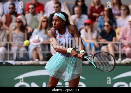 Paris, France. 04th juin 2022. NOUS Coco Gauff retourne le ballon à l'IGA Swiatek de Pologne lors de leur dernier match à l'Open de tennis de Roland Garros près de Paris, France, samedi, 4 juin 2022. Swiatek remporte le titre 6-1, 6-3. Photo de Maya Vidon-White/UPI crédit: UPI/Alay Live News Banque D'Images