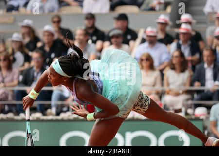 Paris, France. 04th juin 2022. NOUS Coco Gauff retourne le ballon à l'IGA Swiatek de Pologne lors de leur dernier match à l'Open de tennis de Roland Garros près de Paris, France, samedi, 4 juin 2022. Swiatek remporte le titre 6-1, 6-3. Photo de Maya Vidon-White/UPI crédit: UPI/Alay Live News Banque D'Images