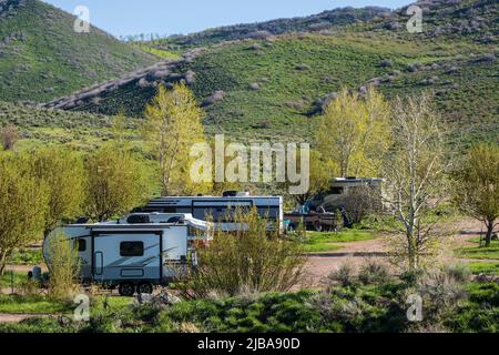 Campeurs au terrain de camping Pinnacle, parc national de Stagecoach, Oak Creek, Colorado. Banque D'Images