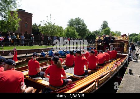 Windsor, Berkshire, Royaume-Uni. 4th juin 2022. La flottille traverse l'écluse de Romney. Une spectaculaire flottille du Jubilé de platine et une procession à l’aviron ont eu lieu aujourd’hui sur la Tamise, à l’ombre du château de Windsor, sous la direction de la Gloriana, la Barge de la Reine. Des milliers de personnes ont tracé la route le long des rives de la Tamise à Windsor et à Eton et sur le pont de Windsor pour encourager la flottille. Sa Majesté la Reine résidait au château de Windsor, ce qui la rend encore plus spéciale. Crédit : Maureen McLean/Alay Live News Banque D'Images