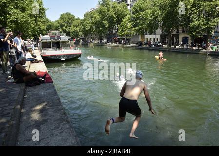 SwimXperience 2022, courses de natation et obstacles organisés par la fédération française de natation et l'Hôtel de ville du 10th arrondissement de Paris, sur le canal Saint Martin à Paris, France, sur 04 juin 2022. Photo de Patrice Pierrot/ABACAPRESS.COM Banque D'Images