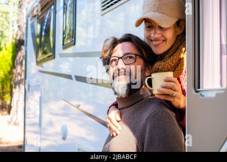 Vacances en camping-car pour adultes en pleine nature et parking gratuit. Homme et femme en vacances de voyage sur la maison de moteur hors de la grille de style de vie. FEM Banque D'Images