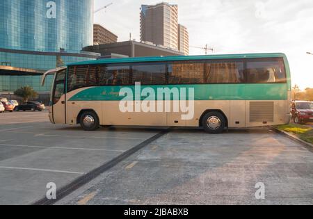 Batumi. Géorgie - 12 février 2021: Bus municipal dans les rues de Batumi Banque D'Images