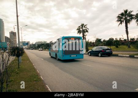 Batumi. Géorgie - 19 mars 2021: Bus municipal dans les rues de Batumi Banque D'Images