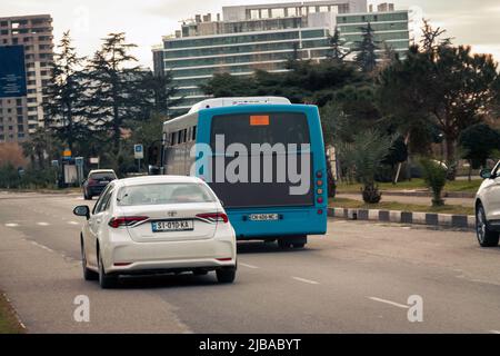 Batumi. Géorgie - 19 mars 2021: Bus municipal dans les rues de Batumi Banque D'Images