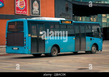 Batumi. Géorgie - 19 mars 2021: Bus municipal dans les rues de Batumi Banque D'Images