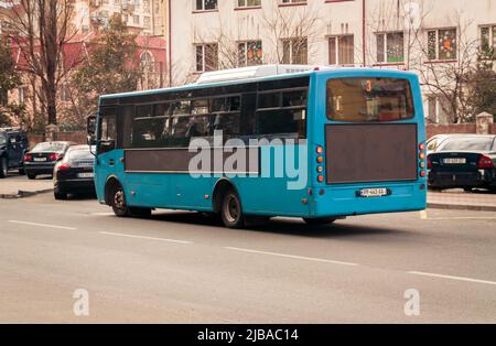 Batumi. Géorgie - 3 février 2022: Bus municipal dans les rues de Batumi Banque D'Images