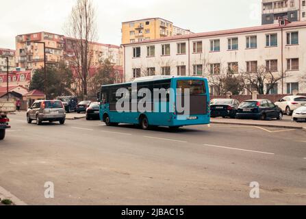 Batumi. Géorgie - 3 février 2022: Bus municipal dans les rues de Batumi Banque D'Images