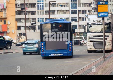 Batumi. Géorgie - 3 février 2022: Bus municipal dans les rues de Batumi Banque D'Images