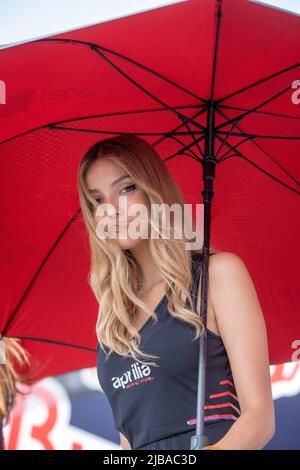 BARCELONE, ESPAGNE - JUIN 04 GP ÉNERGIE DE CATALUNYA SAMEDI-QUALIFICATION moto GP paddock girl pendant la session de qualifications MotoGP du Grand Prix de Catalunya au circuit de Barcelone-Catalunya sur 04 juin 2022 à Barcelone, Espagne. Banque D'Images