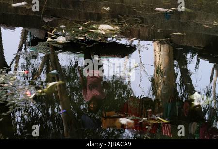 New Delhi, Inde. 04th juin 2022. Réflexion d'un homme dans l'eau polluée à la veille de la journée mondiale de l'environnement. (Photo par Naveen Sharma/SOPA Images/Sipa USA) crédit: SIPA USA/Alay Live News Banque D'Images