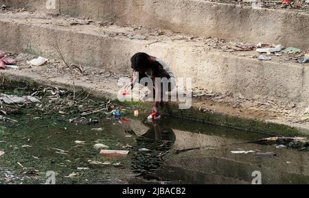 New Delhi, Inde. 04th juin 2022. Un enfant remplit l'eau contaminée dans sa bouteille en plastique à la veille de la Journée mondiale de l'environnement. (Photo par Naveen Sharma/SOPA Images/Sipa USA) crédit: SIPA USA/Alay Live News Banque D'Images