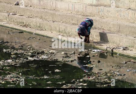 New Delhi, Inde. 04th juin 2022. Une femme nettoie ses pieds de l'eau contaminée à la veille de la Journée mondiale de l'environnement. (Photo par Naveen Sharma/SOPA Images/Sipa USA) crédit: SIPA USA/Alay Live News Banque D'Images