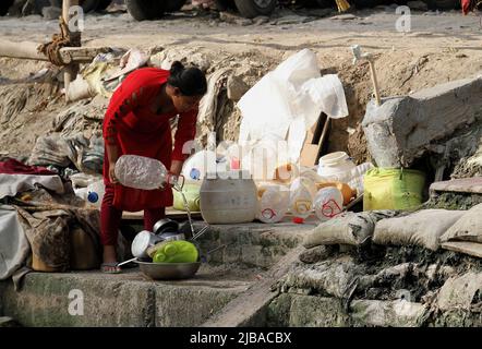 New Delhi, Inde. 04th juin 2022. Une femme verse de l'eau pour nettoyer les ustensiles à la veille de la Journée mondiale de l'environnement. (Photo par Naveen Sharma/SOPA Images/Sipa USA) crédit: SIPA USA/Alay Live News Banque D'Images