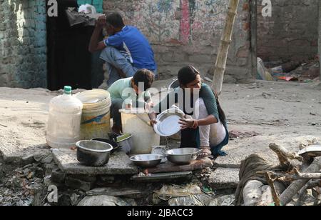 New Delhi, Inde. 04th juin 2022. Une femme nettoie ses ustensiles en plein air à la veille de la Journée mondiale de l'environnement. (Photo par Naveen Sharma/SOPA Images/Sipa USA) crédit: SIPA USA/Alay Live News Banque D'Images