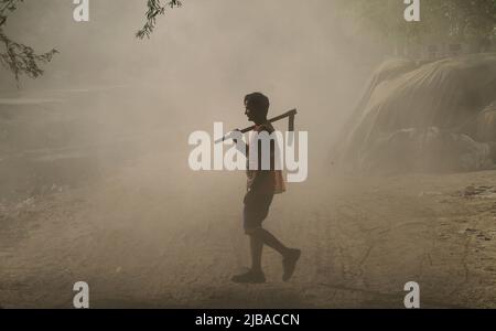 New Delhi, Inde. 04th juin 2022. Un homme marche au milieu de la poussière à la veille de la journée mondiale de l'environnement. (Photo par Naveen Sharma/SOPA Images/Sipa USA) crédit: SIPA USA/Alay Live News Banque D'Images