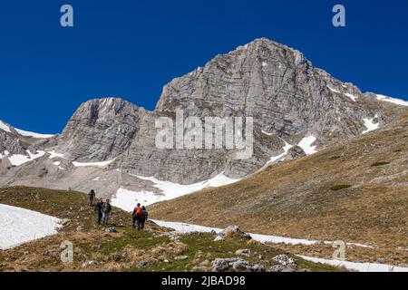 Italie Marche Sibillini parc national - randonneurs sur le chemin qui mène au Laghetto di Palazzo Borghese. En arrière-plan, le massif du Palazzo Borghese Banque D'Images