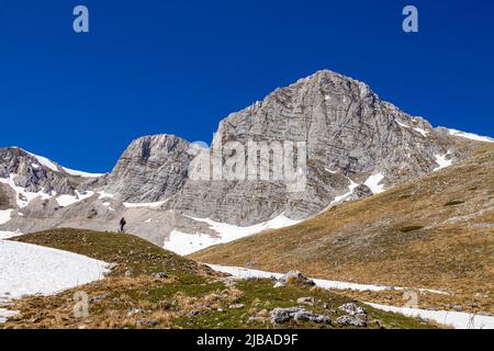 Italie Marche Sibillini parc national - randonneurs sur le chemin qui mène au Laghetto di Palazzo Borghese. En arrière-plan, le massif du Palazzo Borghese Banque D'Images