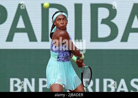 4th juin 2022 ; Roland Garros, Paris, France : tournoi de tennis Open de France. Finale des célibataires pour Femme ; Coco Gauff (Etats-Unis) pendant son match contre IGA Swiatek (POL) Banque D'Images