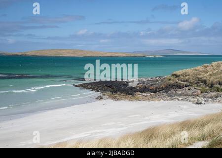 Les dunes de sable, les sables blancs et les couleurs de la mer aquatique à Clachan Sands sur North Uist, Outer Hebrides, Écosse Banque D'Images