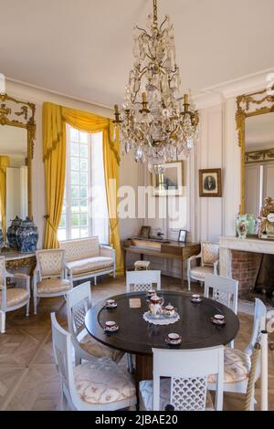 France, Normandie, Suisse Normande. Château de Pontécoulant. La grande pièce est prévue pour le thé. Mobilier fait par Dupain à la fin du 18th siècle. Banque D'Images