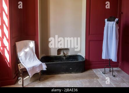 France, Normandie, Suisse Normande. Château de Pontécoulant. Baignoire incrusté dans le sol. Banque D'Images