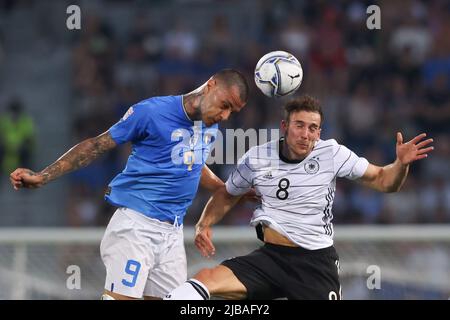 Bologne, Italie, 4th juin 2022. Gianluca Scamacca, d'Italie, défie Leon Goretzka, d'Allemagne, pour une balle aérienne lors du match de la Ligue des Nations de l'UEFA au Stadio Renato Dall'Ara, à Bologne. Le crédit photo devrait se lire: Jonathan Moscrop / Sportimage Banque D'Images