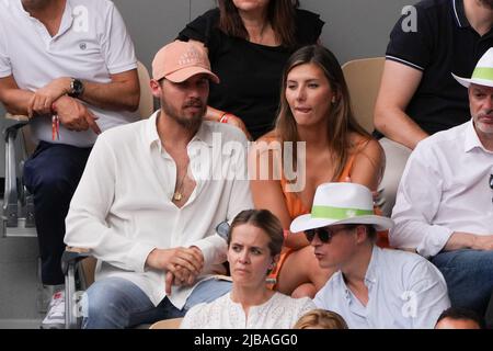 Camille Cerf, Theo Fleury dans les stands lors de l'ouverture française Roland Garros 2022 sur 04 juin 2022 à Paris, France. Photo de Nasser Berzane/ABACAPRESS.COM Banque D'Images