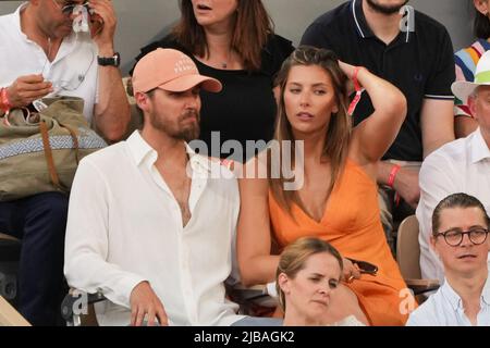 Camille Cerf, Theo Fleury dans les stands lors de l'ouverture française Roland Garros 2022 sur 04 juin 2022 à Paris, France. Photo de Nasser Berzane/ABACAPRESS.COM Banque D'Images