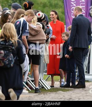 Cardiff, Royaume-Uni. 04 juin 2022. Le prince William, duc de Cambridge, Catherine, duchesse de Cambridge et leurs enfants le prince George et la princesse Charlotte visitent le château de Cardiff lors des célébrations du Jubilé de platine pour la reine Elizabeth ll à Cardiff, au pays de Galles. Crédit: Anwar Hussein crédit: Anwar Hussein/Alay Live News crédit: Anwar Hussein/Alay Live News Banque D'Images