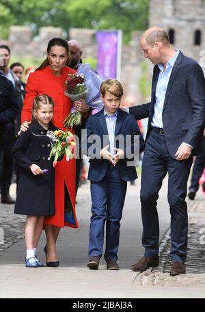 Cardiff, Royaume-Uni. 04 juin 2022. Le prince William, duc de Cambridge, Catherine, duchesse de Cambridge et leurs enfants le prince George et la princesse Charlotte visitent le château de Cardiff lors des célébrations du Jubilé de platine pour la reine Elizabeth ll à Cardiff, au pays de Galles. Crédit: Anwar Hussein crédit: Anwar Hussein/Alay Live News crédit: Anwar Hussein/Alay Live News Banque D'Images