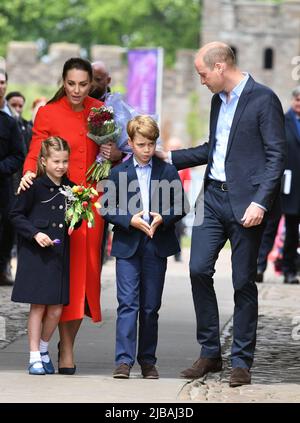 Cardiff, Royaume-Uni. 04 juin 2022. Le prince William, duc de Cambridge, Catherine, duchesse de Cambridge et leurs enfants le prince George et la princesse Charlotte visitent le château de Cardiff lors des célébrations du Jubilé de platine pour la reine Elizabeth ll à Cardiff, au pays de Galles. Crédit: Anwar Hussein crédit: Anwar Hussein/Alay Live News crédit: Anwar Hussein/Alay Live News Banque D'Images