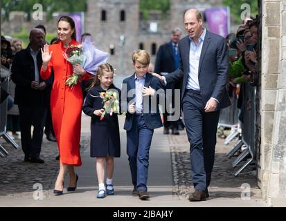 Cardiff, Royaume-Uni. 04 juin 2022. Le prince William, duc de Cambridge, Catherine, duchesse de Cambridge et leurs enfants le prince George et la princesse Charlotte visitent le château de Cardiff lors des célébrations du Jubilé de platine pour la reine Elizabeth ll à Cardiff, au pays de Galles. Crédit: Anwar Hussein crédit: Anwar Hussein/Alay Live News crédit: Anwar Hussein/Alay Live News Banque D'Images