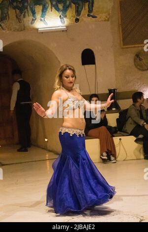 une danseuse turque effectuant une danse küçek-ventre pour les touristes dans un restaurant local Banque D'Images