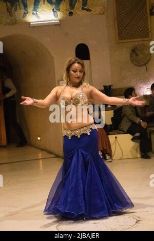 une danseuse turque effectuant une danse küçek-ventre pour les touristes dans un restaurant local Banque D'Images