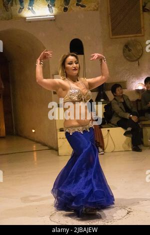 une danseuse turque effectuant une danse küçek-ventre pour les touristes dans un restaurant local Banque D'Images