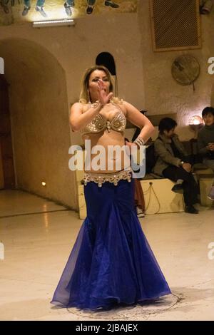 une danseuse turque effectuant une danse küçek-ventre pour les touristes dans un restaurant local Banque D'Images