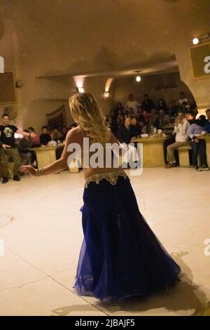 une danseuse turque effectuant une danse küçek-ventre pour les touristes dans un restaurant local Banque D'Images