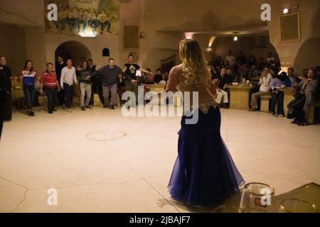 une danseuse turque effectuant une danse küçek-ventre pour les touristes dans un restaurant local Banque D'Images